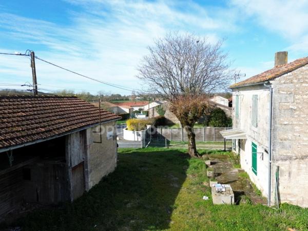 A vendre 🏠 PROJET RÉNO : MAISON en pierre (41 m² sur deux niveaux) + GRANGE (54 m²) INDÉPENDANTE, BRIE (16)