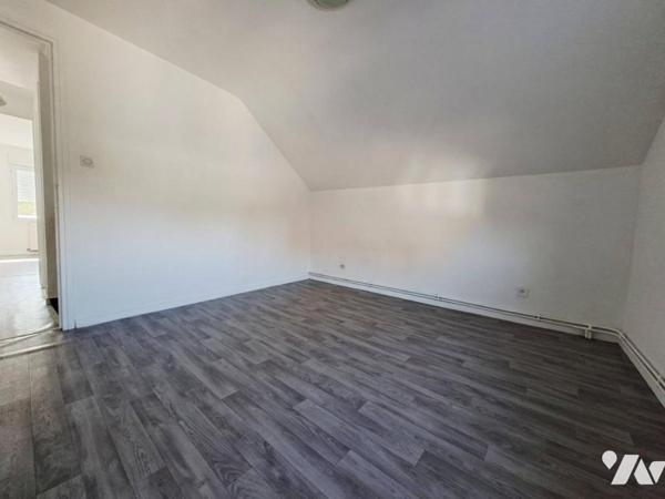 Maison semi-mitoyenne, 2 chambres, garage et jardin