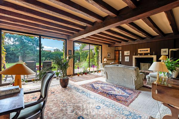 Demeure familiale aux volumes généreux, multiples possibilités dans un cadre préservé à Beynes