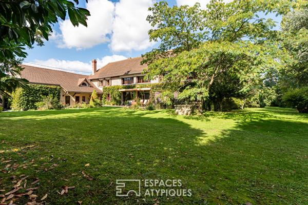 Demeure familiale aux volumes généreux, multiples possibilités dans un cadre préservé à Beynes