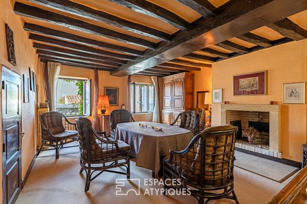 Demeure familiale aux volumes généreux, multiples possibilités dans un cadre préservé à Beynes