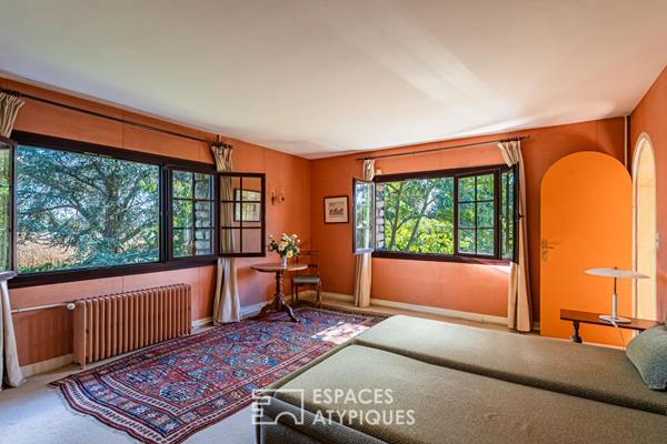 Demeure familiale aux volumes généreux, multiples possibilités dans un cadre préservé à Beynes