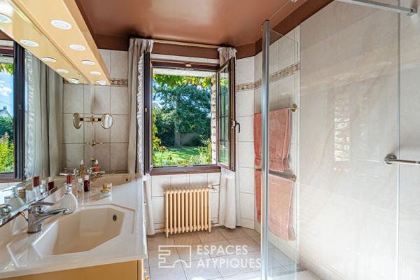 Demeure familiale aux volumes généreux, multiples possibilités dans un cadre préservé à Beynes