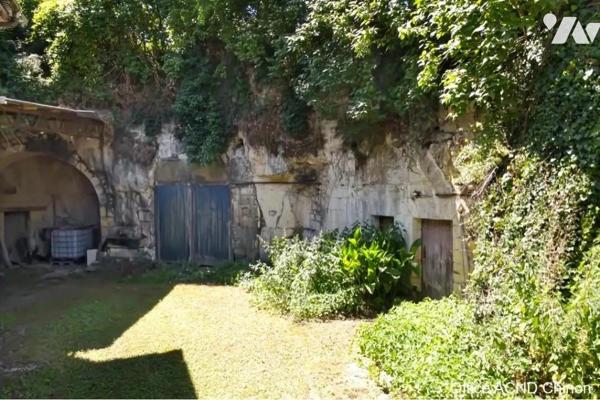 Ensemble immobilier situé à BEAUMONT-EN-VÉRON
Cet ensemble se compose de plusieurs bâtiments o...