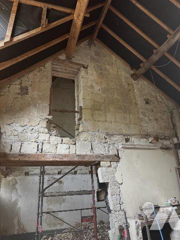 Ensemble immobilier situé à BEAUMONT-EN-VÉRON
Cet ensemble se compose de plusieurs bâtiments o...