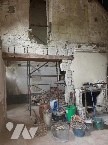 Ensemble immobilier situé à BEAUMONT-EN-VÉRON
Cet ensemble se compose de plusieurs bâtiments o...