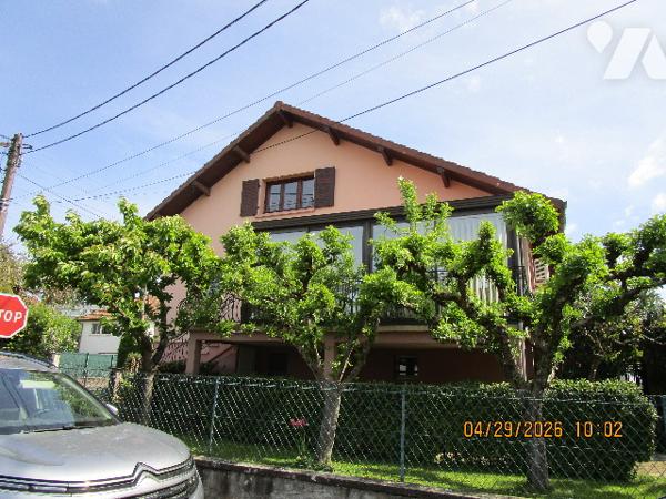 Maison située proche des écoles, commerces et complexes sportifs composée de 9 pièces sur 7 ares env