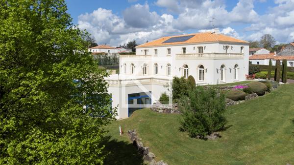 VILLA D'EXCEPTION EN BORD DE RIVIERE
