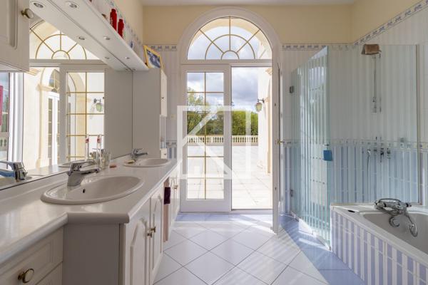 VILLA D'EXCEPTION EN BORD DE RIVIERE