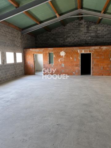 A LOUER BUREAUX, HANGAR ET APPARTEMENT (T4)