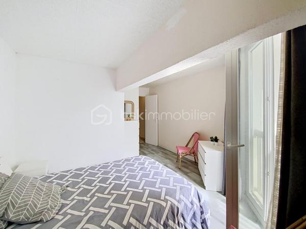 Rare à la Grande Motte, situé en plein cœur de ville, à quelques pas de la mer et des commerces, venez découvrir cet appartement 3 pièces en duplex de 74.37m2.

Desservi par une entrée commune, il comprend au RDC une entrée, une pièce de vie avec coin salle à manger, une cuisine indépendante, un cellier et un WC. À l'étage, vous trouverez deux grandes chambres dont une avec dressing, une salle de bain avec un deuxième WC et une douche.

Les + : Beaux volumes, façades refaites en 2025, proche mer et commerces, double vitrage avec système occultant par l'extérieur, volets roulants métalliques.
Cet appartement a deux destinations possibles : usage d'habitation ou local commercial en vue d'une profession libérale, des bureaux ou autres.

Dpe C, 
Taxe foncière 1528€,
Pas de parking.

A VOS VISITES !