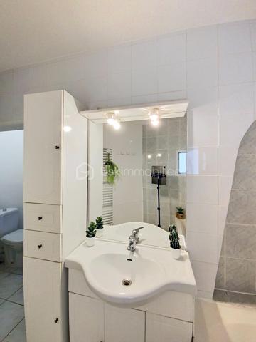 Rare à la Grande Motte, situé en plein cœur de ville, à quelques pas de la mer et des commerces, venez découvrir cet appartement 3 pièces en duplex de 74.37m2.

Desservi par une entrée commune, il comprend au RDC une entrée, une pièce de vie avec coin salle à manger, une cuisine indépendante, un cellier et un WC. À l'étage, vous trouverez deux grandes chambres dont une avec dressing, une salle de bain avec un deuxième WC et une douche.

Les + : Beaux volumes, façades refaites en 2025, proche mer et commerces, double vitrage avec système occultant par l'extérieur, volets roulants métalliques.
Cet appartement a deux destinations possibles : usage d'habitation ou local commercial en vue d'une profession libérale, des bureaux ou autres.

Dpe C, 
Taxe foncière 1528€,
Pas de parking.

A VOS VISITES !