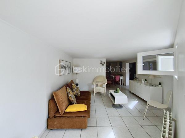 Rare à la Grande Motte, situé en plein cœur de ville, à quelques pas de la mer et des commerces, venez découvrir cet appartement 3 pièces en duplex de 74.37m2.

Desservi par une entrée commune, il comprend au RDC une entrée, une pièce de vie avec coin salle à manger, une cuisine indépendante, un cellier et un WC. À l'étage, vous trouverez deux grandes chambres dont une avec dressing, une salle de bain avec un deuxième WC et une douche.

Les + : Beaux volumes, façades refaites en 2025, proche mer et commerces, double vitrage avec système occultant par l'extérieur, volets roulants métalliques.
Cet appartement a deux destinations possibles : usage d'habitation ou local commercial en vue d'une profession libérale, des bureaux ou autres.

Dpe C, 
Taxe foncière 1528€,
Pas de parking.

A VOS VISITES !