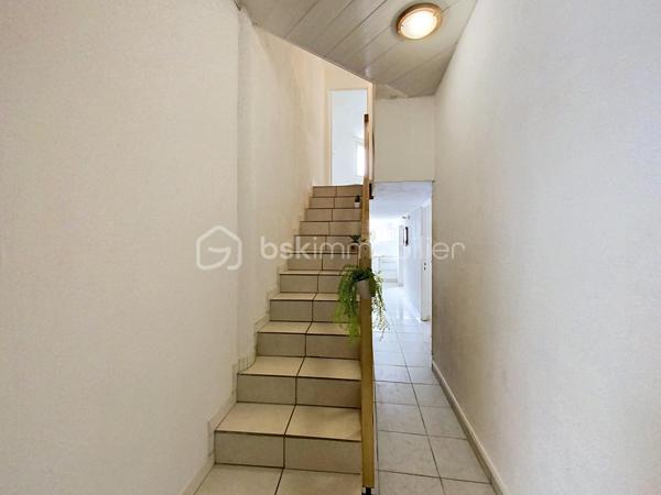Rare à la Grande Motte, situé en plein cœur de ville, à quelques pas de la mer et des commerces, venez découvrir cet appartement 3 pièces en duplex de 74.37m2.

Desservi par une entrée commune, il comprend au RDC une entrée, une pièce de vie avec coin salle à manger, une cuisine indépendante, un cellier et un WC. À l'étage, vous trouverez deux grandes chambres dont une avec dressing, une salle de bain avec un deuxième WC et une douche.

Les + : Beaux volumes, façades refaites en 2025, proche mer et commerces, double vitrage avec système occultant par l'extérieur, volets roulants métalliques.
Cet appartement a deux destinations possibles : usage d'habitation ou local commercial en vue d'une profession libérale, des bureaux ou autres.

Dpe C, 
Taxe foncière 1528€,
Pas de parking.

A VOS VISITES !