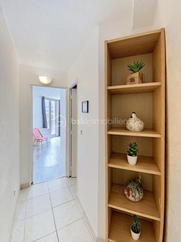Rare à la Grande Motte, situé en plein cœur de ville, à quelques pas de la mer et des commerces, venez découvrir cet appartement 3 pièces en duplex de 74.37m2.

Desservi par une entrée commune, il comprend au RDC une entrée, une pièce de vie avec coin salle à manger, une cuisine indépendante, un cellier et un WC. À l'étage, vous trouverez deux grandes chambres dont une avec dressing, une salle de bain avec un deuxième WC et une douche.

Les + : Beaux volumes, façades refaites en 2025, proche mer et commerces, double vitrage avec système occultant par l'extérieur, volets roulants métalliques.
Cet appartement a deux destinations possibles : usage d'habitation ou local commercial en vue d'une profession libérale, des bureaux ou autres.

Dpe C, 
Taxe foncière 1528€,
Pas de parking.

A VOS VISITES !