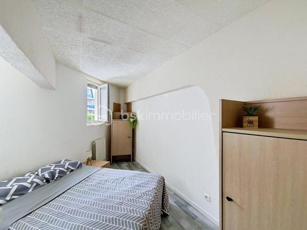 Rare à la Grande Motte, situé en plein cœur de ville, à quelques pas de la mer et des commerces, venez découvrir cet appartement 3 pièces en duplex de 74.37m2.

Desservi par une entrée commune, il comprend au RDC une entrée, une pièce de vie avec coin salle à manger, une cuisine indépendante, un cellier et un WC. À l'étage, vous trouverez deux grandes chambres dont une avec dressing, une salle de bain avec un deuxième WC et une douche.

Les + : Beaux volumes, façades refaites en 2025, proche mer et commerces, double vitrage avec système occultant par l'extérieur, volets roulants métalliques.
Cet appartement a deux destinations possibles : usage d'habitation ou local commercial en vue d'une profession libérale, des bureaux ou autres.

Dpe C, 
Taxe foncière 1528€,
Pas de parking.

A VOS VISITES !