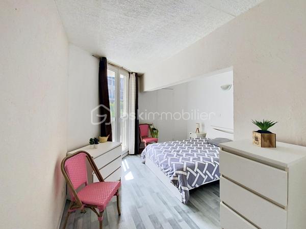 Rare à la Grande Motte, situé en plein cœur de ville, à quelques pas de la mer et des commerces, venez découvrir cet appartement 3 pièces en duplex de 74.37m2.

Desservi par une entrée commune, il comprend au RDC une entrée, une pièce de vie avec coin salle à manger, une cuisine indépendante, un cellier et un WC. À l'étage, vous trouverez deux grandes chambres dont une avec dressing, une salle de bain avec un deuxième WC et une douche.

Les + : Beaux volumes, façades refaites en 2025, proche mer et commerces, double vitrage avec système occultant par l'extérieur, volets roulants métalliques.
Cet appartement a deux destinations possibles : usage d'habitation ou local commercial en vue d'une profession libérale, des bureaux ou autres.

Dpe C, 
Taxe foncière 1528€,
Pas de parking.

A VOS VISITES !