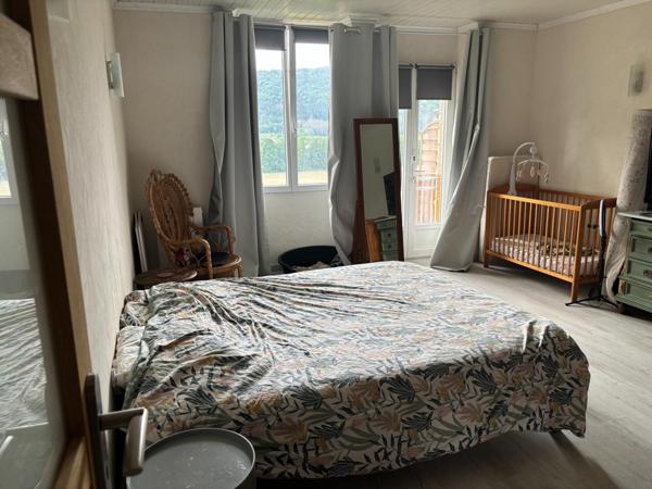 Jolie maison avec 6 chambres et joli extérieur