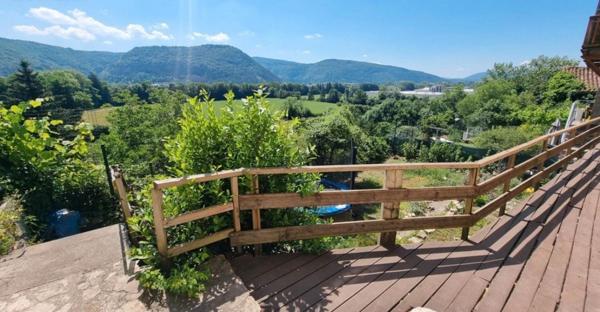Jolie maison avec 6 chambres et joli extérieur