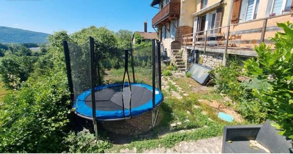 Jolie maison avec 6 chambres et joli extérieur