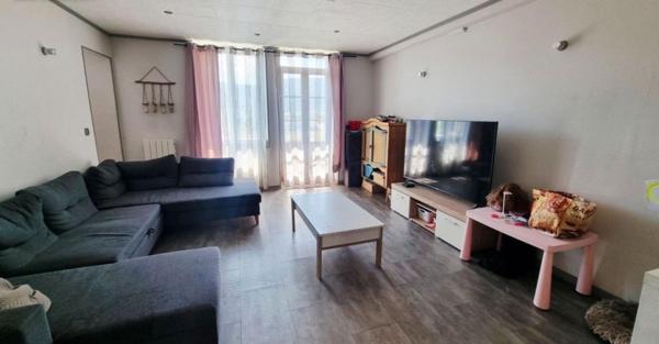 Jolie maison avec 6 chambres et joli extérieur