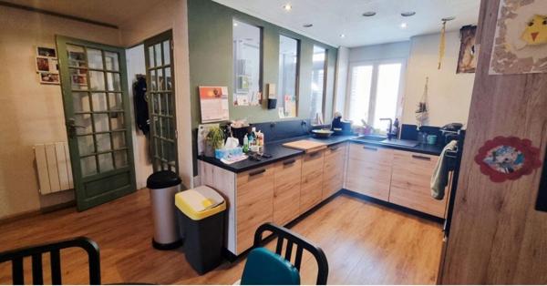 Jolie maison avec 6 chambres et joli extérieur