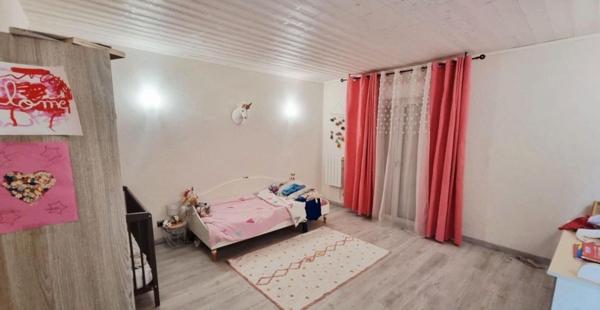 Jolie maison avec 6 chambres et joli extérieur