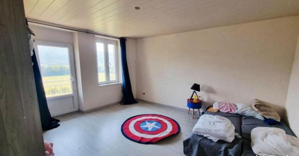 Jolie maison avec 6 chambres et joli extérieur