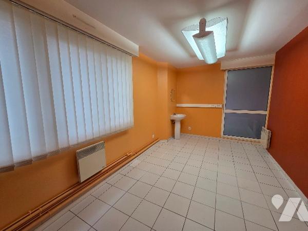 YVETOT CENTRE, local commercial de 49,80m² une place de parking.