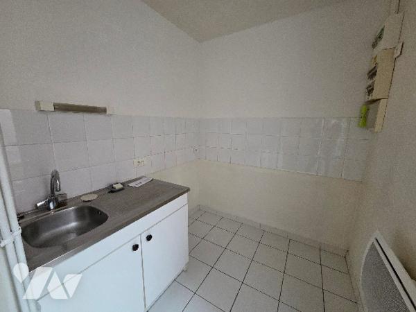 YVETOT CENTRE, local commercial de 49,80m² une place de parking.