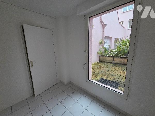 YVETOT CENTRE, local commercial de 49,80m² une place de parking.