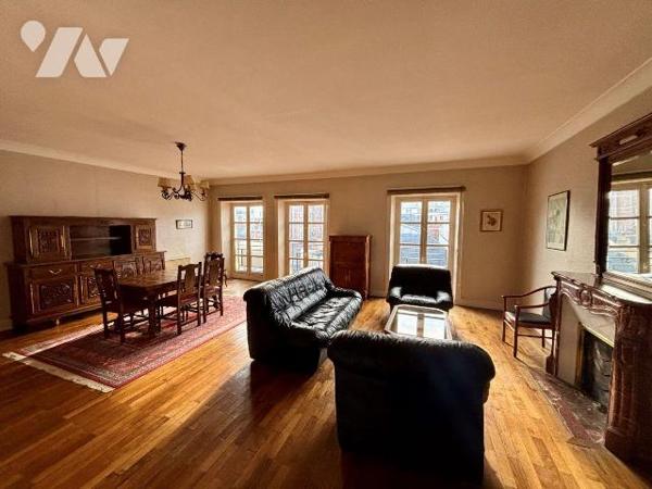 RENNES CENTRE-VILLE - APPARTEMENT TYPE 4 AU DERNIER ÉTAGE AVEC ASCENSEUR-
Venez découvrir cet ...