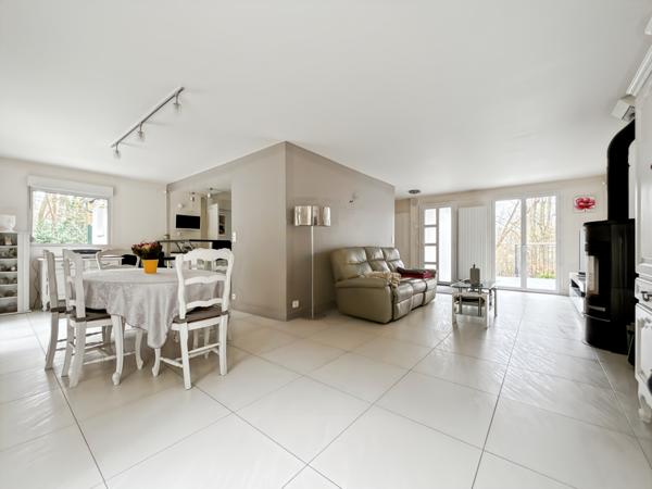 Bures-sur-Yvette (91440) Maison individuelle en bordure de forêt