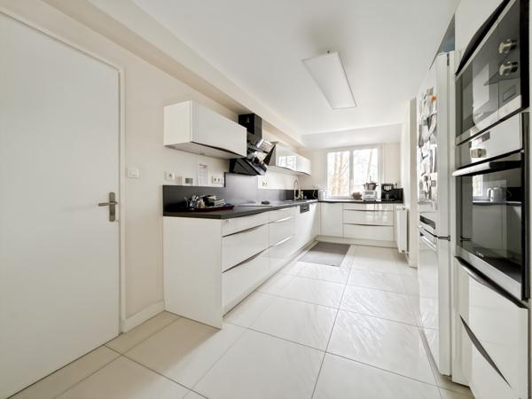 Bures-sur-Yvette (91440) Maison individuelle en bordure de forêt