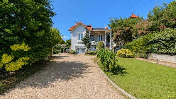 Exclusivité à Montélimar – Maison de caractère rénovée avec piscine, garage et espace indépendant

À quelques minutes à pied des commerces, écoles et services, au fond d'une impasse discrète et particulièrement calme, découvrez cette élégante maison des années 30 entièrement rénovée, alliant avec harmonie le charme de l'ancien et le confort actuel.

Implantée sur un terrain clos et arboré de 819 m², cette propriété développe environ 145 m² habitables et offre une organisation idéale pour une famille, une activité professionnelle à domicile ou un projet nécessitant des espaces distincts.

Dès l'entrée, vous découvrirez un vaste hall distribuant :
• Trois chambres confortables
• Une superbe salle d'eau contemporaine avec douche à l'italienne + WC
• Un espace buanderie

À l'étage, l'espace de vie principal profite d'une belle luminosité et d'une atmosphère chaleureuse :
• Séjour avec cheminée insert
• Cuisine équipée indépendante
• Terrasse couverte idéale pour les repas en extérieur
• Une quatrième chambre
• Salle de bains aménagée
• WC indépendant

À l'extérieur, le jardin paysager a été conçu pour profiter pleinement des beaux jours dans un environnement préservé des regards.
Vous apprécierez :

• Piscine 8 m x 3,50 m
• Terrasses et espaces détente
• Terrain clos et arboré de 819 m²
• Garage d'environ 55 m²
• Stationnements privatifs

Les prestations sont au rendez-vous :
-Climatisation réversible
- Panneaux photovoltaïques avec autoconsommation et revente du surplus
-Adoucisseur d'eau
-Portail motorisé
-Double accès permettant une utilisation indépendante d'une partie de la maison

Cette configuration séduira particulièrement :
-une profession libérale, 
-un entrepreneur souhaitant travailler depuis son domicile, 
-une famille avec adolescents recherchant davantage d'autonomie, 
-ou toute personne appréciant le caractère des maisons anciennes rénovées avec goût. 

Une propriété rare sur le secteur, offrant un équilibre recherché entre vie de famille, confort moderne et proximité du centre-ville.

Prix : 445 000 € HAI
Informations et visites L'Immo By Céline PASCAL 06.63.10.02.35