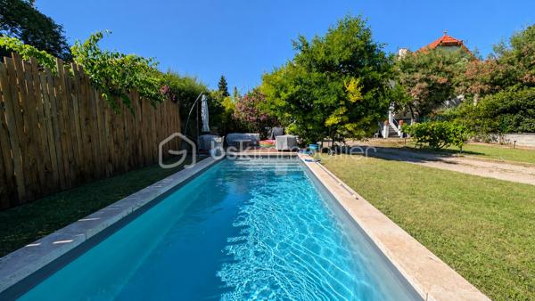 Exclusivité à Montélimar – Maison de caractère rénovée avec piscine, garage et espace indépendant

À quelques minutes à pied des commerces, écoles et services, au fond d'une impasse discrète et particulièrement calme, découvrez cette élégante maison des années 30 entièrement rénovée, alliant avec harmonie le charme de l'ancien et le confort actuel.

Implantée sur un terrain clos et arboré de 819 m², cette propriété développe environ 145 m² habitables et offre une organisation idéale pour une famille, une activité professionnelle à domicile ou un projet nécessitant des espaces distincts.

Dès l'entrée, vous découvrirez un vaste hall distribuant :
• Trois chambres confortables
• Une superbe salle d'eau contemporaine avec douche à l'italienne + WC
• Un espace buanderie

À l'étage, l'espace de vie principal profite d'une belle luminosité et d'une atmosphère chaleureuse :
• Séjour avec cheminée insert
• Cuisine équipée indépendante
• Terrasse couverte idéale pour les repas en extérieur
• Une quatrième chambre
• Salle de bains aménagée
• WC indépendant

À l'extérieur, le jardin paysager a été conçu pour profiter pleinement des beaux jours dans un environnement préservé des regards.
Vous apprécierez :

• Piscine 8 m x 3,50 m
• Terrasses et espaces détente
• Terrain clos et arboré de 819 m²
• Garage d'environ 55 m²
• Stationnements privatifs

Les prestations sont au rendez-vous :
-Climatisation réversible
- Panneaux photovoltaïques avec autoconsommation et revente du surplus
-Adoucisseur d'eau
-Portail motorisé
-Double accès permettant une utilisation indépendante d'une partie de la maison

Cette configuration séduira particulièrement :
-une profession libérale, 
-un entrepreneur souhaitant travailler depuis son domicile, 
-une famille avec adolescents recherchant davantage d'autonomie, 
-ou toute personne appréciant le caractère des maisons anciennes rénovées avec goût. 

Une propriété rare sur le secteur, offrant un équilibre recherché entre vie de famille, confort moderne et proximité du centre-ville.

Prix : 445 000 € HAI
Informations et visites L'Immo By Céline PASCAL 06.63.10.02.35