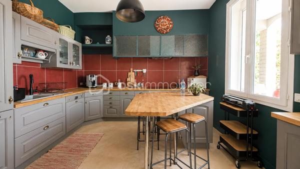 Exclusivité à Montélimar – Maison de caractère rénovée avec piscine, garage et espace indépendant

À quelques minutes à pied des commerces, écoles et services, au fond d'une impasse discrète et particulièrement calme, découvrez cette élégante maison des années 30 entièrement rénovée, alliant avec harmonie le charme de l'ancien et le confort actuel.

Implantée sur un terrain clos et arboré de 819 m², cette propriété développe environ 145 m² habitables et offre une organisation idéale pour une famille, une activité professionnelle à domicile ou un projet nécessitant des espaces distincts.

Dès l'entrée, vous découvrirez un vaste hall distribuant :
• Trois chambres confortables
• Une superbe salle d'eau contemporaine avec douche à l'italienne + WC
• Un espace buanderie

À l'étage, l'espace de vie principal profite d'une belle luminosité et d'une atmosphère chaleureuse :
• Séjour avec cheminée insert
• Cuisine équipée indépendante
• Terrasse couverte idéale pour les repas en extérieur
• Une quatrième chambre
• Salle de bains aménagée
• WC indépendant

À l'extérieur, le jardin paysager a été conçu pour profiter pleinement des beaux jours dans un environnement préservé des regards.
Vous apprécierez :

• Piscine 8 m x 3,50 m
• Terrasses et espaces détente
• Terrain clos et arboré de 819 m²
• Garage d'environ 55 m²
• Stationnements privatifs

Les prestations sont au rendez-vous :
-Climatisation réversible
- Panneaux photovoltaïques avec autoconsommation et revente du surplus
-Adoucisseur d'eau
-Portail motorisé
-Double accès permettant une utilisation indépendante d'une partie de la maison

Cette configuration séduira particulièrement :
-une profession libérale, 
-un entrepreneur souhaitant travailler depuis son domicile, 
-une famille avec adolescents recherchant davantage d'autonomie, 
-ou toute personne appréciant le caractère des maisons anciennes rénovées avec goût. 

Une propriété rare sur le secteur, offrant un équilibre recherché entre vie de famille, confort moderne et proximité du centre-ville.

Prix : 445 000 € HAI
Informations et visites L'Immo By Céline PASCAL 06.63.10.02.35