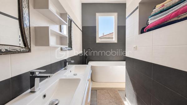 Exclusivité à Montélimar – Maison de caractère rénovée avec piscine, garage et espace indépendant

À quelques minutes à pied des commerces, écoles et services, au fond d'une impasse discrète et particulièrement calme, découvrez cette élégante maison des années 30 entièrement rénovée, alliant avec harmonie le charme de l'ancien et le confort actuel.

Implantée sur un terrain clos et arboré de 819 m², cette propriété développe environ 145 m² habitables et offre une organisation idéale pour une famille, une activité professionnelle à domicile ou un projet nécessitant des espaces distincts.

Dès l'entrée, vous découvrirez un vaste hall distribuant :
• Trois chambres confortables
• Une superbe salle d'eau contemporaine avec douche à l'italienne + WC
• Un espace buanderie

À l'étage, l'espace de vie principal profite d'une belle luminosité et d'une atmosphère chaleureuse :
• Séjour avec cheminée insert
• Cuisine équipée indépendante
• Terrasse couverte idéale pour les repas en extérieur
• Une quatrième chambre
• Salle de bains aménagée
• WC indépendant

À l'extérieur, le jardin paysager a été conçu pour profiter pleinement des beaux jours dans un environnement préservé des regards.
Vous apprécierez :

• Piscine 8 m x 3,50 m
• Terrasses et espaces détente
• Terrain clos et arboré de 819 m²
• Garage d'environ 55 m²
• Stationnements privatifs

Les prestations sont au rendez-vous :
-Climatisation réversible
- Panneaux photovoltaïques avec autoconsommation et revente du surplus
-Adoucisseur d'eau
-Portail motorisé
-Double accès permettant une utilisation indépendante d'une partie de la maison

Cette configuration séduira particulièrement :
-une profession libérale, 
-un entrepreneur souhaitant travailler depuis son domicile, 
-une famille avec adolescents recherchant davantage d'autonomie, 
-ou toute personne appréciant le caractère des maisons anciennes rénovées avec goût. 

Une propriété rare sur le secteur, offrant un équilibre recherché entre vie de famille, confort moderne et proximité du centre-ville.

Prix : 445 000 € HAI
Informations et visites L'Immo By Céline PASCAL 06.63.10.02.35