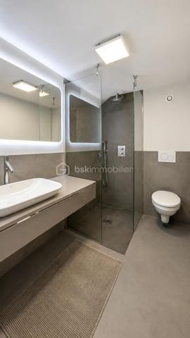 Exclusivité à Montélimar – Maison de caractère rénovée avec piscine, garage et espace indépendant

À quelques minutes à pied des commerces, écoles et services, au fond d'une impasse discrète et particulièrement calme, découvrez cette élégante maison des années 30 entièrement rénovée, alliant avec harmonie le charme de l'ancien et le confort actuel.

Implantée sur un terrain clos et arboré de 819 m², cette propriété développe environ 145 m² habitables et offre une organisation idéale pour une famille, une activité professionnelle à domicile ou un projet nécessitant des espaces distincts.

Dès l'entrée, vous découvrirez un vaste hall distribuant :
• Trois chambres confortables
• Une superbe salle d'eau contemporaine avec douche à l'italienne + WC
• Un espace buanderie

À l'étage, l'espace de vie principal profite d'une belle luminosité et d'une atmosphère chaleureuse :
• Séjour avec cheminée insert
• Cuisine équipée indépendante
• Terrasse couverte idéale pour les repas en extérieur
• Une quatrième chambre
• Salle de bains aménagée
• WC indépendant

À l'extérieur, le jardin paysager a été conçu pour profiter pleinement des beaux jours dans un environnement préservé des regards.
Vous apprécierez :

• Piscine 8 m x 3,50 m
• Terrasses et espaces détente
• Terrain clos et arboré de 819 m²
• Garage d'environ 55 m²
• Stationnements privatifs

Les prestations sont au rendez-vous :
-Climatisation réversible
- Panneaux photovoltaïques avec autoconsommation et revente du surplus
-Adoucisseur d'eau
-Portail motorisé
-Double accès permettant une utilisation indépendante d'une partie de la maison

Cette configuration séduira particulièrement :
-une profession libérale, 
-un entrepreneur souhaitant travailler depuis son domicile, 
-une famille avec adolescents recherchant davantage d'autonomie, 
-ou toute personne appréciant le caractère des maisons anciennes rénovées avec goût. 

Une propriété rare sur le secteur, offrant un équilibre recherché entre vie de famille, confort moderne et proximité du centre-ville.

Prix : 445 000 € HAI
Informations et visites L'Immo By Céline PASCAL 06.63.10.02.35