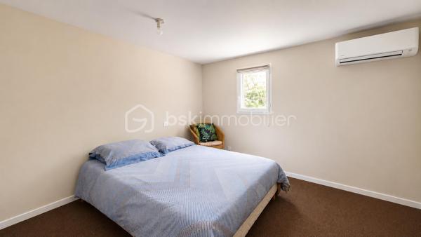 Exclusivité à Montélimar – Maison de caractère rénovée avec piscine, garage et espace indépendant

À quelques minutes à pied des commerces, écoles et services, au fond d'une impasse discrète et particulièrement calme, découvrez cette élégante maison des années 30 entièrement rénovée, alliant avec harmonie le charme de l'ancien et le confort actuel.

Implantée sur un terrain clos et arboré de 819 m², cette propriété développe environ 145 m² habitables et offre une organisation idéale pour une famille, une activité professionnelle à domicile ou un projet nécessitant des espaces distincts.

Dès l'entrée, vous découvrirez un vaste hall distribuant :
• Trois chambres confortables
• Une superbe salle d'eau contemporaine avec douche à l'italienne + WC
• Un espace buanderie

À l'étage, l'espace de vie principal profite d'une belle luminosité et d'une atmosphère chaleureuse :
• Séjour avec cheminée insert
• Cuisine équipée indépendante
• Terrasse couverte idéale pour les repas en extérieur
• Une quatrième chambre
• Salle de bains aménagée
• WC indépendant

À l'extérieur, le jardin paysager a été conçu pour profiter pleinement des beaux jours dans un environnement préservé des regards.
Vous apprécierez :

• Piscine 8 m x 3,50 m
• Terrasses et espaces détente
• Terrain clos et arboré de 819 m²
• Garage d'environ 55 m²
• Stationnements privatifs

Les prestations sont au rendez-vous :
-Climatisation réversible
- Panneaux photovoltaïques avec autoconsommation et revente du surplus
-Adoucisseur d'eau
-Portail motorisé
-Double accès permettant une utilisation indépendante d'une partie de la maison

Cette configuration séduira particulièrement :
-une profession libérale, 
-un entrepreneur souhaitant travailler depuis son domicile, 
-une famille avec adolescents recherchant davantage d'autonomie, 
-ou toute personne appréciant le caractère des maisons anciennes rénovées avec goût. 

Une propriété rare sur le secteur, offrant un équilibre recherché entre vie de famille, confort moderne et proximité du centre-ville.

Prix : 445 000 € HAI
Informations et visites L'Immo By Céline PASCAL 06.63.10.02.35