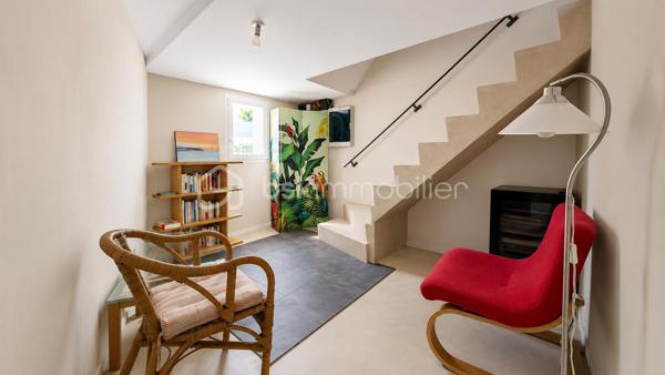 Exclusivité à Montélimar – Maison de caractère rénovée avec piscine, garage et espace indépendant

À quelques minutes à pied des commerces, écoles et services, au fond d'une impasse discrète et particulièrement calme, découvrez cette élégante maison des années 30 entièrement rénovée, alliant avec harmonie le charme de l'ancien et le confort actuel.

Implantée sur un terrain clos et arboré de 819 m², cette propriété développe environ 145 m² habitables et offre une organisation idéale pour une famille, une activité professionnelle à domicile ou un projet nécessitant des espaces distincts.

Dès l'entrée, vous découvrirez un vaste hall distribuant :
• Trois chambres confortables
• Une superbe salle d'eau contemporaine avec douche à l'italienne + WC
• Un espace buanderie

À l'étage, l'espace de vie principal profite d'une belle luminosité et d'une atmosphère chaleureuse :
• Séjour avec cheminée insert
• Cuisine équipée indépendante
• Terrasse couverte idéale pour les repas en extérieur
• Une quatrième chambre
• Salle de bains aménagée
• WC indépendant

À l'extérieur, le jardin paysager a été conçu pour profiter pleinement des beaux jours dans un environnement préservé des regards.
Vous apprécierez :

• Piscine 8 m x 3,50 m
• Terrasses et espaces détente
• Terrain clos et arboré de 819 m²
• Garage d'environ 55 m²
• Stationnements privatifs

Les prestations sont au rendez-vous :
-Climatisation réversible
- Panneaux photovoltaïques avec autoconsommation et revente du surplus
-Adoucisseur d'eau
-Portail motorisé
-Double accès permettant une utilisation indépendante d'une partie de la maison

Cette configuration séduira particulièrement :
-une profession libérale, 
-un entrepreneur souhaitant travailler depuis son domicile, 
-une famille avec adolescents recherchant davantage d'autonomie, 
-ou toute personne appréciant le caractère des maisons anciennes rénovées avec goût. 

Une propriété rare sur le secteur, offrant un équilibre recherché entre vie de famille, confort moderne et proximité du centre-ville.

Prix : 445 000 € HAI
Informations et visites L'Immo By Céline PASCAL 06.63.10.02.35