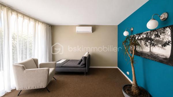 Exclusivité à Montélimar – Maison de caractère rénovée avec piscine, garage et espace indépendant

À quelques minutes à pied des commerces, écoles et services, au fond d'une impasse discrète et particulièrement calme, découvrez cette élégante maison des années 30 entièrement rénovée, alliant avec harmonie le charme de l'ancien et le confort actuel.

Implantée sur un terrain clos et arboré de 819 m², cette propriété développe environ 145 m² habitables et offre une organisation idéale pour une famille, une activité professionnelle à domicile ou un projet nécessitant des espaces distincts.

Dès l'entrée, vous découvrirez un vaste hall distribuant :
• Trois chambres confortables
• Une superbe salle d'eau contemporaine avec douche à l'italienne + WC
• Un espace buanderie

À l'étage, l'espace de vie principal profite d'une belle luminosité et d'une atmosphère chaleureuse :
• Séjour avec cheminée insert
• Cuisine équipée indépendante
• Terrasse couverte idéale pour les repas en extérieur
• Une quatrième chambre
• Salle de bains aménagée
• WC indépendant

À l'extérieur, le jardin paysager a été conçu pour profiter pleinement des beaux jours dans un environnement préservé des regards.
Vous apprécierez :

• Piscine 8 m x 3,50 m
• Terrasses et espaces détente
• Terrain clos et arboré de 819 m²
• Garage d'environ 55 m²
• Stationnements privatifs

Les prestations sont au rendez-vous :
-Climatisation réversible
- Panneaux photovoltaïques avec autoconsommation et revente du surplus
-Adoucisseur d'eau
-Portail motorisé
-Double accès permettant une utilisation indépendante d'une partie de la maison

Cette configuration séduira particulièrement :
-une profession libérale, 
-un entrepreneur souhaitant travailler depuis son domicile, 
-une famille avec adolescents recherchant davantage d'autonomie, 
-ou toute personne appréciant le caractère des maisons anciennes rénovées avec goût. 

Une propriété rare sur le secteur, offrant un équilibre recherché entre vie de famille, confort moderne et proximité du centre-ville.

Prix : 445 000 € HAI
Informations et visites L'Immo By Céline PASCAL 06.63.10.02.35