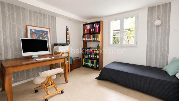 Exclusivité à Montélimar – Maison de caractère rénovée avec piscine, garage et espace indépendant

À quelques minutes à pied des commerces, écoles et services, au fond d'une impasse discrète et particulièrement calme, découvrez cette élégante maison des années 30 entièrement rénovée, alliant avec harmonie le charme de l'ancien et le confort actuel.

Implantée sur un terrain clos et arboré de 819 m², cette propriété développe environ 145 m² habitables et offre une organisation idéale pour une famille, une activité professionnelle à domicile ou un projet nécessitant des espaces distincts.

Dès l'entrée, vous découvrirez un vaste hall distribuant :
• Trois chambres confortables
• Une superbe salle d'eau contemporaine avec douche à l'italienne + WC
• Un espace buanderie

À l'étage, l'espace de vie principal profite d'une belle luminosité et d'une atmosphère chaleureuse :
• Séjour avec cheminée insert
• Cuisine équipée indépendante
• Terrasse couverte idéale pour les repas en extérieur
• Une quatrième chambre
• Salle de bains aménagée
• WC indépendant

À l'extérieur, le jardin paysager a été conçu pour profiter pleinement des beaux jours dans un environnement préservé des regards.
Vous apprécierez :

• Piscine 8 m x 3,50 m
• Terrasses et espaces détente
• Terrain clos et arboré de 819 m²
• Garage d'environ 55 m²
• Stationnements privatifs

Les prestations sont au rendez-vous :
-Climatisation réversible
- Panneaux photovoltaïques avec autoconsommation et revente du surplus
-Adoucisseur d'eau
-Portail motorisé
-Double accès permettant une utilisation indépendante d'une partie de la maison

Cette configuration séduira particulièrement :
-une profession libérale, 
-un entrepreneur souhaitant travailler depuis son domicile, 
-une famille avec adolescents recherchant davantage d'autonomie, 
-ou toute personne appréciant le caractère des maisons anciennes rénovées avec goût. 

Une propriété rare sur le secteur, offrant un équilibre recherché entre vie de famille, confort moderne et proximité du centre-ville.

Prix : 445 000 € HAI
Informations et visites L'Immo By Céline PASCAL 06.63.10.02.35