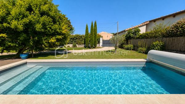 Exclusivité à Montélimar – Maison de caractère rénovée avec piscine, garage et espace indépendant

À quelques minutes à pied des commerces, écoles et services, au fond d'une impasse discrète et particulièrement calme, découvrez cette élégante maison des années 30 entièrement rénovée, alliant avec harmonie le charme de l'ancien et le confort actuel.

Implantée sur un terrain clos et arboré de 819 m², cette propriété développe environ 145 m² habitables et offre une organisation idéale pour une famille, une activité professionnelle à domicile ou un projet nécessitant des espaces distincts.

Dès l'entrée, vous découvrirez un vaste hall distribuant :
• Trois chambres confortables
• Une superbe salle d'eau contemporaine avec douche à l'italienne + WC
• Un espace buanderie

À l'étage, l'espace de vie principal profite d'une belle luminosité et d'une atmosphère chaleureuse :
• Séjour avec cheminée insert
• Cuisine équipée indépendante
• Terrasse couverte idéale pour les repas en extérieur
• Une quatrième chambre
• Salle de bains aménagée
• WC indépendant

À l'extérieur, le jardin paysager a été conçu pour profiter pleinement des beaux jours dans un environnement préservé des regards.
Vous apprécierez :

• Piscine 8 m x 3,50 m
• Terrasses et espaces détente
• Terrain clos et arboré de 819 m²
• Garage d'environ 55 m²
• Stationnements privatifs

Les prestations sont au rendez-vous :
-Climatisation réversible
- Panneaux photovoltaïques avec autoconsommation et revente du surplus
-Adoucisseur d'eau
-Portail motorisé
-Double accès permettant une utilisation indépendante d'une partie de la maison

Cette configuration séduira particulièrement :
-une profession libérale, 
-un entrepreneur souhaitant travailler depuis son domicile, 
-une famille avec adolescents recherchant davantage d'autonomie, 
-ou toute personne appréciant le caractère des maisons anciennes rénovées avec goût. 

Une propriété rare sur le secteur, offrant un équilibre recherché entre vie de famille, confort moderne et proximité du centre-ville.

Prix : 445 000 € HAI
Informations et visites L'Immo By Céline PASCAL 06.63.10.02.35
