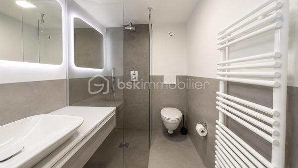 Exclusivité à Montélimar – Maison de caractère rénovée avec piscine, garage et espace indépendant

À quelques minutes à pied des commerces, écoles et services, au fond d'une impasse discrète et particulièrement calme, découvrez cette élégante maison des années 30 entièrement rénovée, alliant avec harmonie le charme de l'ancien et le confort actuel.

Implantée sur un terrain clos et arboré de 819 m², cette propriété développe environ 145 m² habitables et offre une organisation idéale pour une famille, une activité professionnelle à domicile ou un projet nécessitant des espaces distincts.

Dès l'entrée, vous découvrirez un vaste hall distribuant :
• Trois chambres confortables
• Une superbe salle d'eau contemporaine avec douche à l'italienne + WC
• Un espace buanderie

À l'étage, l'espace de vie principal profite d'une belle luminosité et d'une atmosphère chaleureuse :
• Séjour avec cheminée insert
• Cuisine équipée indépendante
• Terrasse couverte idéale pour les repas en extérieur
• Une quatrième chambre
• Salle de bains aménagée
• WC indépendant

À l'extérieur, le jardin paysager a été conçu pour profiter pleinement des beaux jours dans un environnement préservé des regards.
Vous apprécierez :

• Piscine 8 m x 3,50 m
• Terrasses et espaces détente
• Terrain clos et arboré de 819 m²
• Garage d'environ 55 m²
• Stationnements privatifs

Les prestations sont au rendez-vous :
-Climatisation réversible
- Panneaux photovoltaïques avec autoconsommation et revente du surplus
-Adoucisseur d'eau
-Portail motorisé
-Double accès permettant une utilisation indépendante d'une partie de la maison

Cette configuration séduira particulièrement :
-une profession libérale, 
-un entrepreneur souhaitant travailler depuis son domicile, 
-une famille avec adolescents recherchant davantage d'autonomie, 
-ou toute personne appréciant le caractère des maisons anciennes rénovées avec goût. 

Une propriété rare sur le secteur, offrant un équilibre recherché entre vie de famille, confort moderne et proximité du centre-ville.

Prix : 445 000 € HAI
Informations et visites L'Immo By Céline PASCAL 06.63.10.02.35