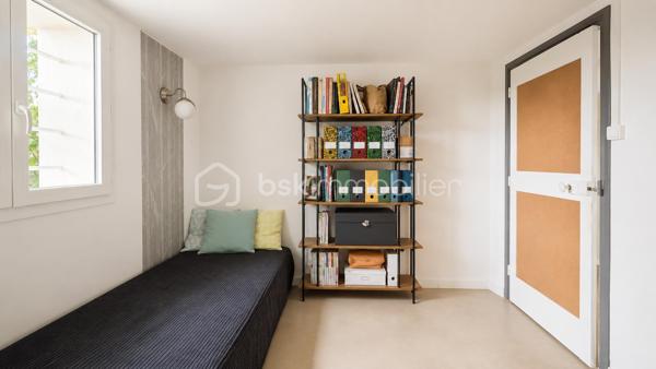 Exclusivité à Montélimar – Maison de caractère rénovée avec piscine, garage et espace indépendant

À quelques minutes à pied des commerces, écoles et services, au fond d'une impasse discrète et particulièrement calme, découvrez cette élégante maison des années 30 entièrement rénovée, alliant avec harmonie le charme de l'ancien et le confort actuel.

Implantée sur un terrain clos et arboré de 819 m², cette propriété développe environ 145 m² habitables et offre une organisation idéale pour une famille, une activité professionnelle à domicile ou un projet nécessitant des espaces distincts.

Dès l'entrée, vous découvrirez un vaste hall distribuant :
• Trois chambres confortables
• Une superbe salle d'eau contemporaine avec douche à l'italienne + WC
• Un espace buanderie

À l'étage, l'espace de vie principal profite d'une belle luminosité et d'une atmosphère chaleureuse :
• Séjour avec cheminée insert
• Cuisine équipée indépendante
• Terrasse couverte idéale pour les repas en extérieur
• Une quatrième chambre
• Salle de bains aménagée
• WC indépendant

À l'extérieur, le jardin paysager a été conçu pour profiter pleinement des beaux jours dans un environnement préservé des regards.
Vous apprécierez :

• Piscine 8 m x 3,50 m
• Terrasses et espaces détente
• Terrain clos et arboré de 819 m²
• Garage d'environ 55 m²
• Stationnements privatifs

Les prestations sont au rendez-vous :
-Climatisation réversible
- Panneaux photovoltaïques avec autoconsommation et revente du surplus
-Adoucisseur d'eau
-Portail motorisé
-Double accès permettant une utilisation indépendante d'une partie de la maison

Cette configuration séduira particulièrement :
-une profession libérale, 
-un entrepreneur souhaitant travailler depuis son domicile, 
-une famille avec adolescents recherchant davantage d'autonomie, 
-ou toute personne appréciant le caractère des maisons anciennes rénovées avec goût. 

Une propriété rare sur le secteur, offrant un équilibre recherché entre vie de famille, confort moderne et proximité du centre-ville.

Prix : 445 000 € HAI
Informations et visites L'Immo By Céline PASCAL 06.63.10.02.35