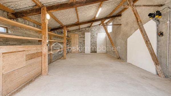 Exclusivité à Montélimar – Maison de caractère rénovée avec piscine, garage et espace indépendant

À quelques minutes à pied des commerces, écoles et services, au fond d'une impasse discrète et particulièrement calme, découvrez cette élégante maison des années 30 entièrement rénovée, alliant avec harmonie le charme de l'ancien et le confort actuel.

Implantée sur un terrain clos et arboré de 819 m², cette propriété développe environ 145 m² habitables et offre une organisation idéale pour une famille, une activité professionnelle à domicile ou un projet nécessitant des espaces distincts.

Dès l'entrée, vous découvrirez un vaste hall distribuant :
• Trois chambres confortables
• Une superbe salle d'eau contemporaine avec douche à l'italienne + WC
• Un espace buanderie

À l'étage, l'espace de vie principal profite d'une belle luminosité et d'une atmosphère chaleureuse :
• Séjour avec cheminée insert
• Cuisine équipée indépendante
• Terrasse couverte idéale pour les repas en extérieur
• Une quatrième chambre
• Salle de bains aménagée
• WC indépendant

À l'extérieur, le jardin paysager a été conçu pour profiter pleinement des beaux jours dans un environnement préservé des regards.
Vous apprécierez :

• Piscine 8 m x 3,50 m
• Terrasses et espaces détente
• Terrain clos et arboré de 819 m²
• Garage d'environ 55 m²
• Stationnements privatifs

Les prestations sont au rendez-vous :
-Climatisation réversible
- Panneaux photovoltaïques avec autoconsommation et revente du surplus
-Adoucisseur d'eau
-Portail motorisé
-Double accès permettant une utilisation indépendante d'une partie de la maison

Cette configuration séduira particulièrement :
-une profession libérale, 
-un entrepreneur souhaitant travailler depuis son domicile, 
-une famille avec adolescents recherchant davantage d'autonomie, 
-ou toute personne appréciant le caractère des maisons anciennes rénovées avec goût. 

Une propriété rare sur le secteur, offrant un équilibre recherché entre vie de famille, confort moderne et proximité du centre-ville.

Prix : 445 000 € HAI
Informations et visites L'Immo By Céline PASCAL 06.63.10.02.35