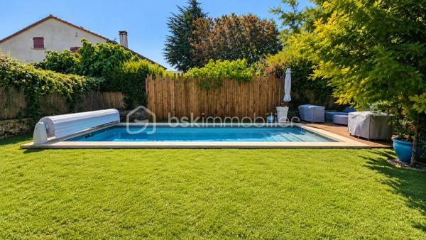 Exclusivité à Montélimar – Maison de caractère rénovée avec piscine, garage et espace indépendant

À quelques minutes à pied des commerces, écoles et services, au fond d'une impasse discrète et particulièrement calme, découvrez cette élégante maison des années 30 entièrement rénovée, alliant avec harmonie le charme de l'ancien et le confort actuel.

Implantée sur un terrain clos et arboré de 819 m², cette propriété développe environ 145 m² habitables et offre une organisation idéale pour une famille, une activité professionnelle à domicile ou un projet nécessitant des espaces distincts.

Dès l'entrée, vous découvrirez un vaste hall distribuant :
• Trois chambres confortables
• Une superbe salle d'eau contemporaine avec douche à l'italienne + WC
• Un espace buanderie

À l'étage, l'espace de vie principal profite d'une belle luminosité et d'une atmosphère chaleureuse :
• Séjour avec cheminée insert
• Cuisine équipée indépendante
• Terrasse couverte idéale pour les repas en extérieur
• Une quatrième chambre
• Salle de bains aménagée
• WC indépendant

À l'extérieur, le jardin paysager a été conçu pour profiter pleinement des beaux jours dans un environnement préservé des regards.
Vous apprécierez :

• Piscine 8 m x 3,50 m
• Terrasses et espaces détente
• Terrain clos et arboré de 819 m²
• Garage d'environ 55 m²
• Stationnements privatifs

Les prestations sont au rendez-vous :
-Climatisation réversible
- Panneaux photovoltaïques avec autoconsommation et revente du surplus
-Adoucisseur d'eau
-Portail motorisé
-Double accès permettant une utilisation indépendante d'une partie de la maison

Cette configuration séduira particulièrement :
-une profession libérale, 
-un entrepreneur souhaitant travailler depuis son domicile, 
-une famille avec adolescents recherchant davantage d'autonomie, 
-ou toute personne appréciant le caractère des maisons anciennes rénovées avec goût. 

Une propriété rare sur le secteur, offrant un équilibre recherché entre vie de famille, confort moderne et proximité du centre-ville.

Prix : 445 000 € HAI
Informations et visites L'Immo By Céline PASCAL 06.63.10.02.35
