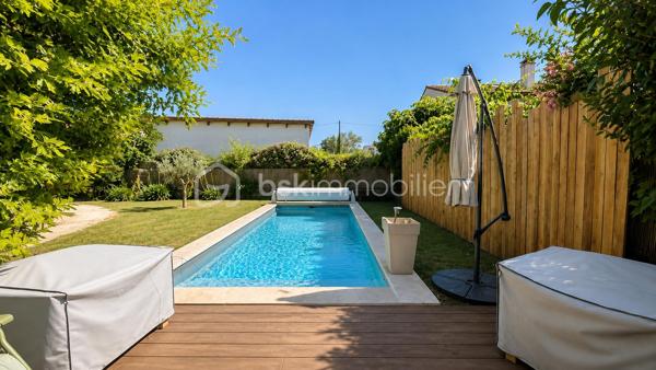 Exclusivité à Montélimar – Maison de caractère rénovée avec piscine, garage et espace indépendant

À quelques minutes à pied des commerces, écoles et services, au fond d'une impasse discrète et particulièrement calme, découvrez cette élégante maison des années 30 entièrement rénovée, alliant avec harmonie le charme de l'ancien et le confort actuel.

Implantée sur un terrain clos et arboré de 819 m², cette propriété développe environ 145 m² habitables et offre une organisation idéale pour une famille, une activité professionnelle à domicile ou un projet nécessitant des espaces distincts.

Dès l'entrée, vous découvrirez un vaste hall distribuant :
• Trois chambres confortables
• Une superbe salle d'eau contemporaine avec douche à l'italienne + WC
• Un espace buanderie

À l'étage, l'espace de vie principal profite d'une belle luminosité et d'une atmosphère chaleureuse :
• Séjour avec cheminée insert
• Cuisine équipée indépendante
• Terrasse couverte idéale pour les repas en extérieur
• Une quatrième chambre
• Salle de bains aménagée
• WC indépendant

À l'extérieur, le jardin paysager a été conçu pour profiter pleinement des beaux jours dans un environnement préservé des regards.
Vous apprécierez :

• Piscine 8 m x 3,50 m
• Terrasses et espaces détente
• Terrain clos et arboré de 819 m²
• Garage d'environ 55 m²
• Stationnements privatifs

Les prestations sont au rendez-vous :
-Climatisation réversible
- Panneaux photovoltaïques avec autoconsommation et revente du surplus
-Adoucisseur d'eau
-Portail motorisé
-Double accès permettant une utilisation indépendante d'une partie de la maison

Cette configuration séduira particulièrement :
-une profession libérale, 
-un entrepreneur souhaitant travailler depuis son domicile, 
-une famille avec adolescents recherchant davantage d'autonomie, 
-ou toute personne appréciant le caractère des maisons anciennes rénovées avec goût. 

Une propriété rare sur le secteur, offrant un équilibre recherché entre vie de famille, confort moderne et proximité du centre-ville.

Prix : 445 000 € HAI
Informations et visites L'Immo By Céline PASCAL 06.63.10.02.35