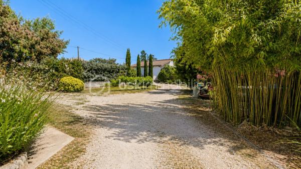 Exclusivité à Montélimar – Maison de caractère rénovée avec piscine, garage et espace indépendant

À quelques minutes à pied des commerces, écoles et services, au fond d'une impasse discrète et particulièrement calme, découvrez cette élégante maison des années 30 entièrement rénovée, alliant avec harmonie le charme de l'ancien et le confort actuel.

Implantée sur un terrain clos et arboré de 819 m², cette propriété développe environ 145 m² habitables et offre une organisation idéale pour une famille, une activité professionnelle à domicile ou un projet nécessitant des espaces distincts.

Dès l'entrée, vous découvrirez un vaste hall distribuant :
• Trois chambres confortables
• Une superbe salle d'eau contemporaine avec douche à l'italienne + WC
• Un espace buanderie

À l'étage, l'espace de vie principal profite d'une belle luminosité et d'une atmosphère chaleureuse :
• Séjour avec cheminée insert
• Cuisine équipée indépendante
• Terrasse couverte idéale pour les repas en extérieur
• Une quatrième chambre
• Salle de bains aménagée
• WC indépendant

À l'extérieur, le jardin paysager a été conçu pour profiter pleinement des beaux jours dans un environnement préservé des regards.
Vous apprécierez :

• Piscine 8 m x 3,50 m
• Terrasses et espaces détente
• Terrain clos et arboré de 819 m²
• Garage d'environ 55 m²
• Stationnements privatifs

Les prestations sont au rendez-vous :
-Climatisation réversible
- Panneaux photovoltaïques avec autoconsommation et revente du surplus
-Adoucisseur d'eau
-Portail motorisé
-Double accès permettant une utilisation indépendante d'une partie de la maison

Cette configuration séduira particulièrement :
-une profession libérale, 
-un entrepreneur souhaitant travailler depuis son domicile, 
-une famille avec adolescents recherchant davantage d'autonomie, 
-ou toute personne appréciant le caractère des maisons anciennes rénovées avec goût. 

Une propriété rare sur le secteur, offrant un équilibre recherché entre vie de famille, confort moderne et proximité du centre-ville.

Prix : 445 000 € HAI
Informations et visites L'Immo By Céline PASCAL 06.63.10.02.35